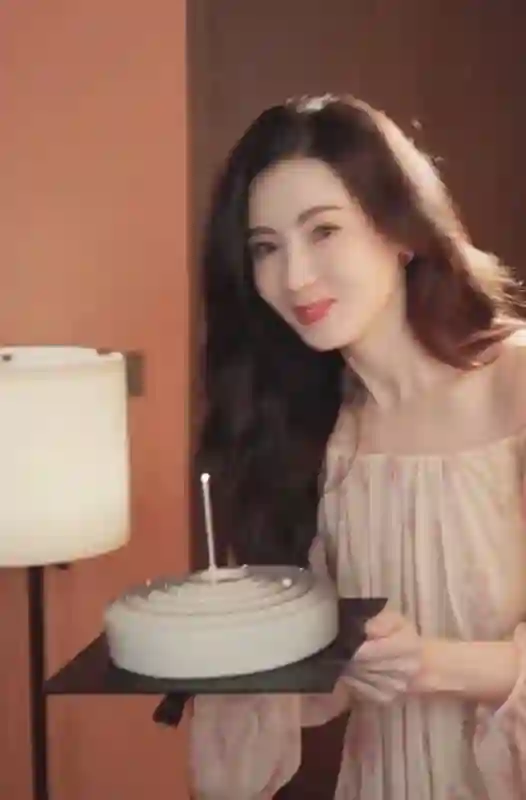 张柏芝穿碎花裙为周星驰庆生！手捧蛋糕笑容超治愈