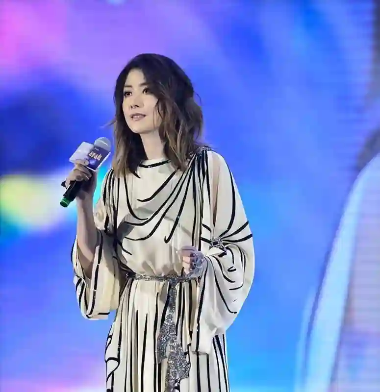 52岁陈慧琳忍了，54岁莫文蔚也忍了，54岁苏慧伦实在忍无可忍！