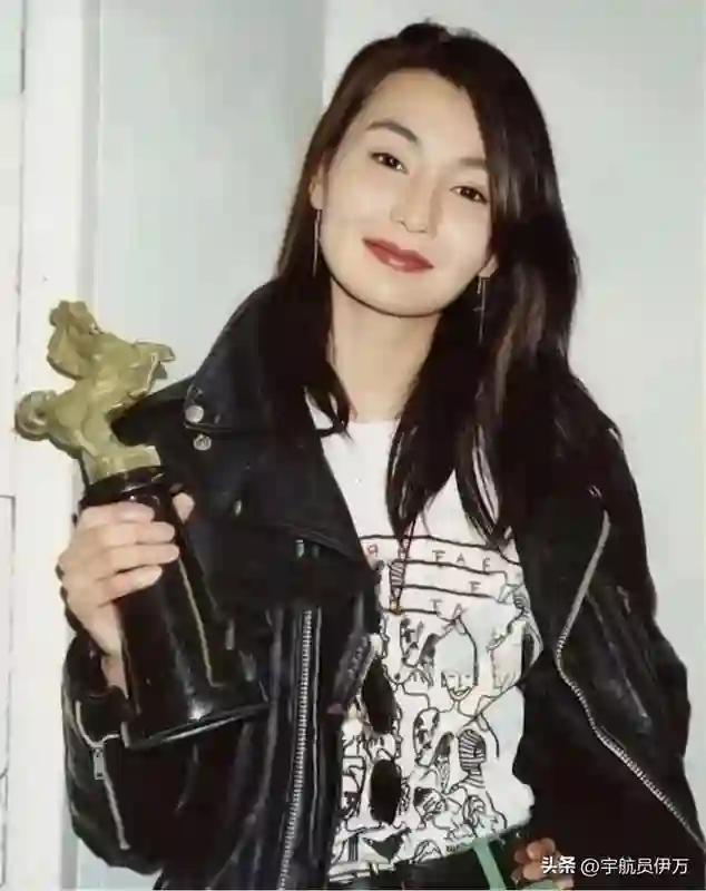 万万没想到，单身未育的张曼玉，如今在60岁活成了人生赢家