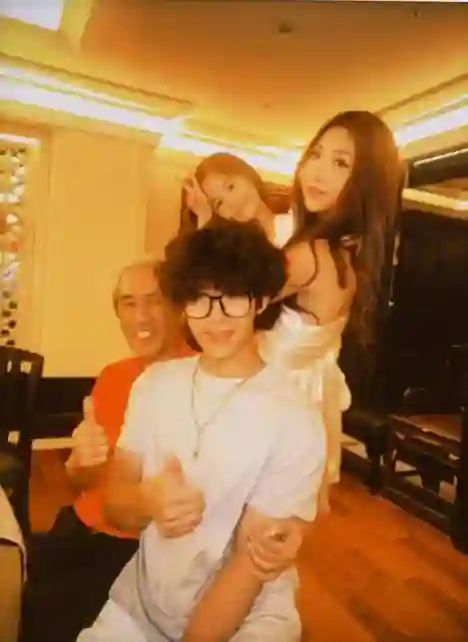 章子怡哥嫂为大女儿庆生，章爸露面头发花白，抱孙子笑得合不拢嘴