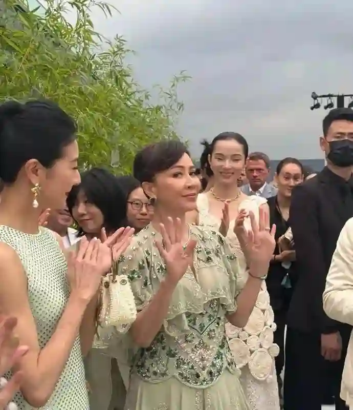 朗朗这回赚大了！不仅与4位美人同框，还紧贴着衣着大方的刘嘉玲