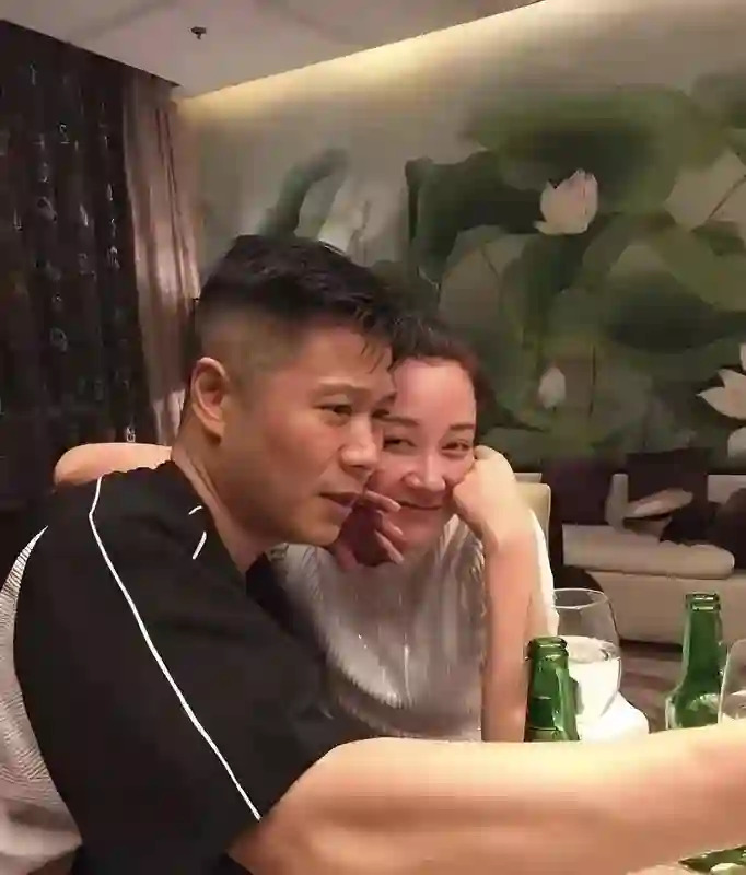 56岁许晴私下聚会放得开，包臀裙展辣身材，依偎男友笑容如少女！