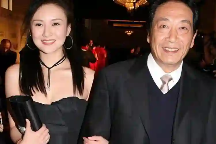 恩爱了11年，79岁的王奎荣开始衰老萎缩，42岁的饶芯语正绚烂如花