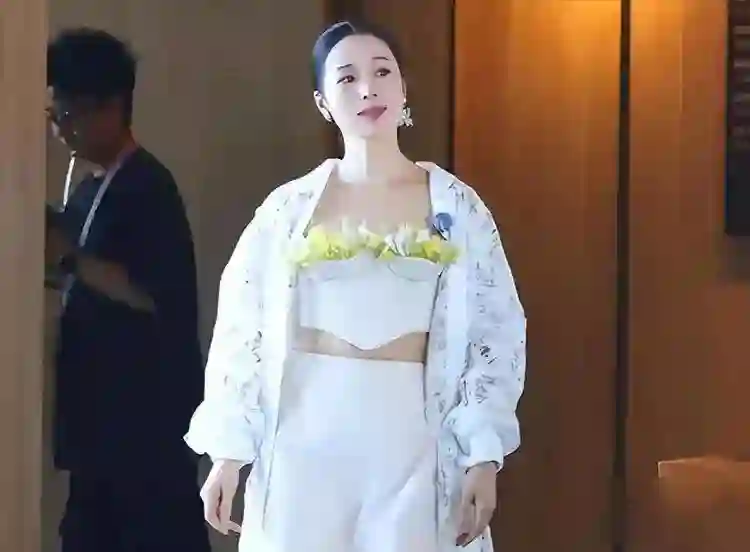 被称为“顶级绿茶”，出道26年争议不断，如今 42岁看着却像 24岁