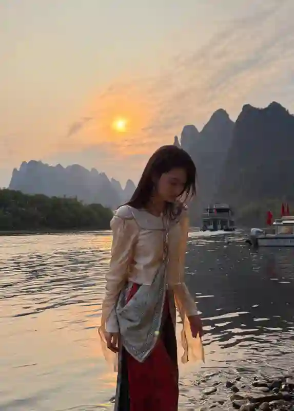 张馨予演绎少数民族风情，饰品与笑容成绝配