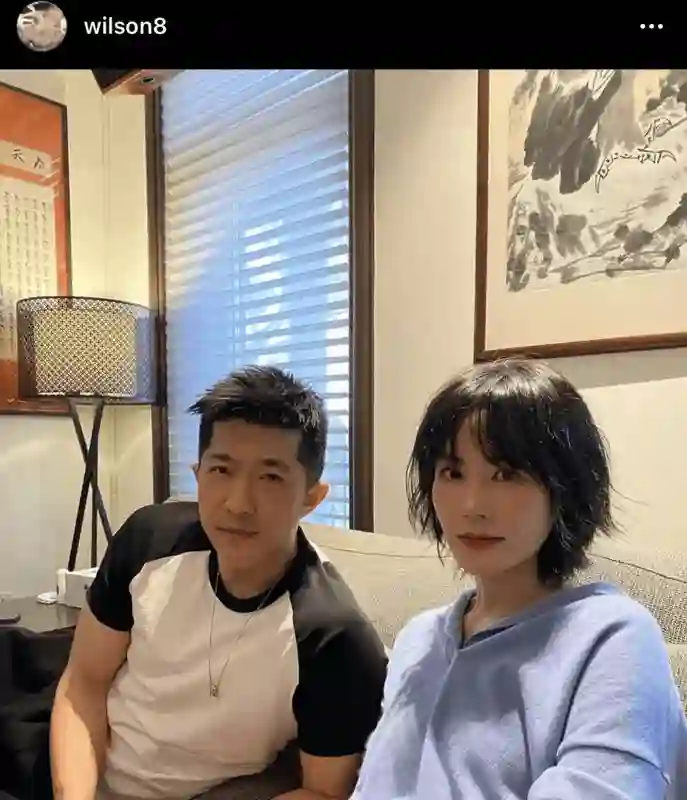 55岁王菲换了新发型大变样！穿蓝色毛衣和男友人豪宅聚会，一头短发太减龄！