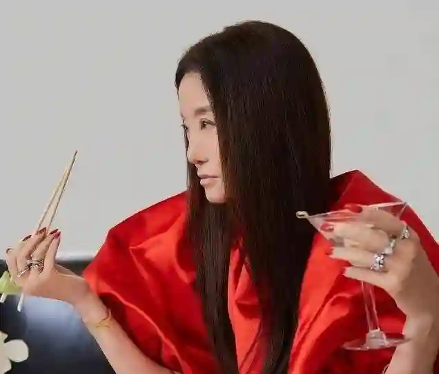 72岁王薇薇：泳衣显修长身材，无赘肉，少女感全靠这头秀发