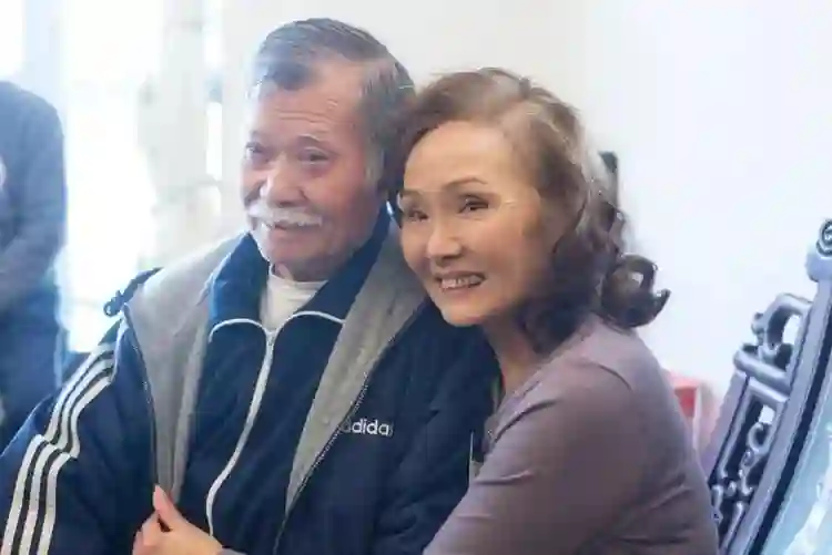 众星回应唐佳跳楼自杀，黄宗泽以父子相称，曝生前患病为雪妮殉情