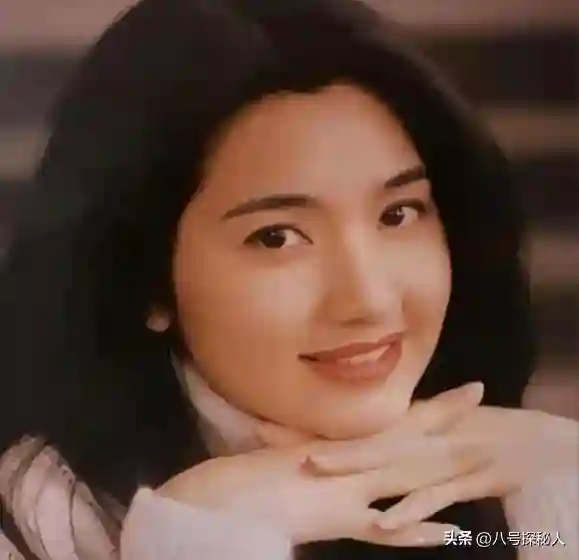 被大佬捧上位，与富商闪婚闪离，未婚生子遭抛弃的她，后来怎样？