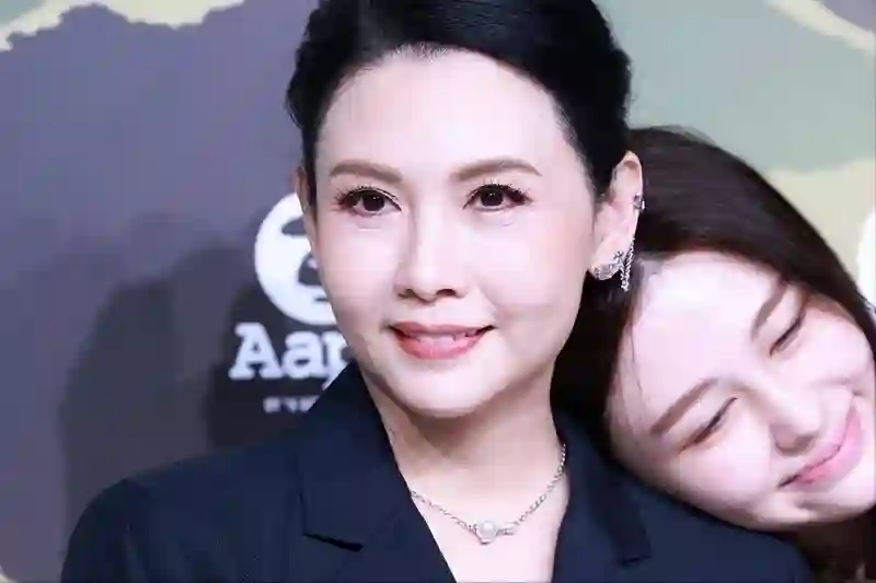 56岁邱淑贞与22岁女儿同框，母女感情深厚，气质令人惊艳