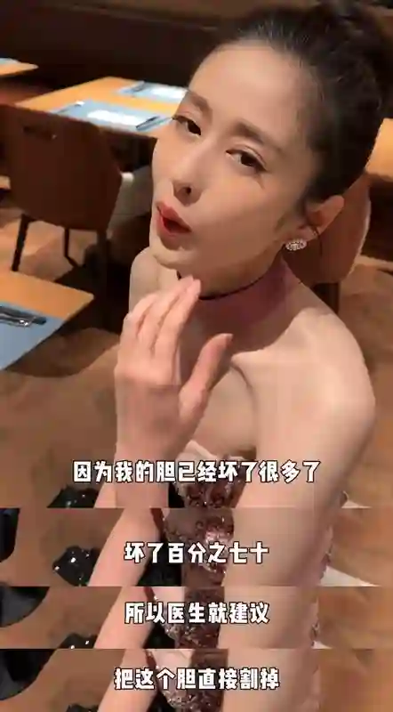 颖儿出院8天复工，穿抹胸裙瘦成“皮包骨”，术后痛到不敢躺下