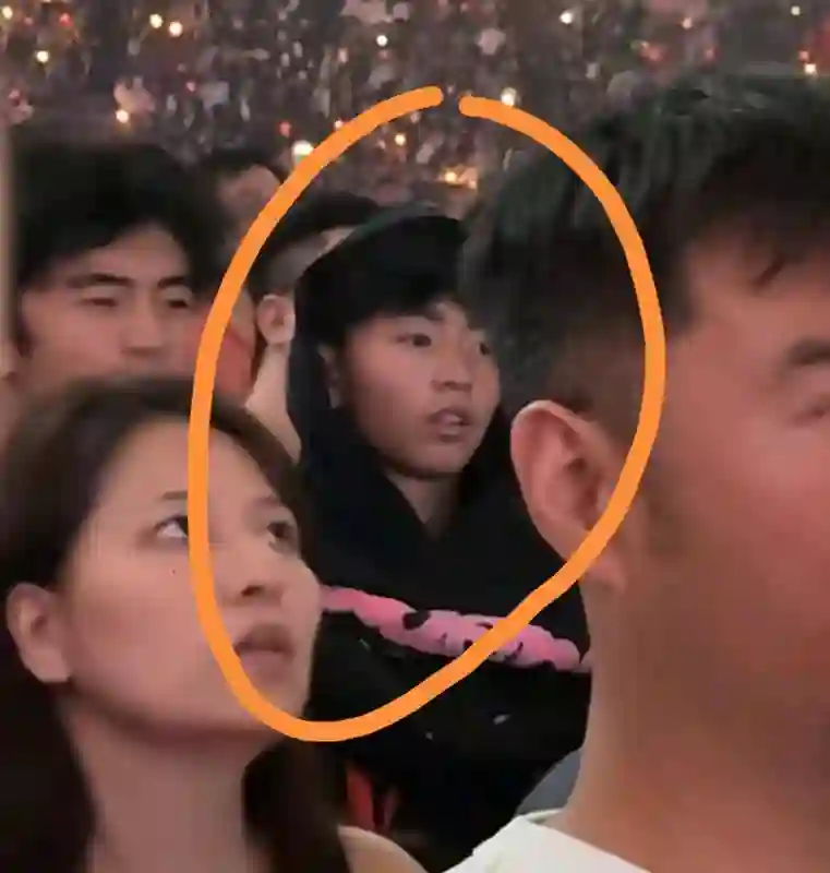 太尴尬了！谢霆锋把包厢给了王菲，俩儿却站着，次子全程宕机发呆