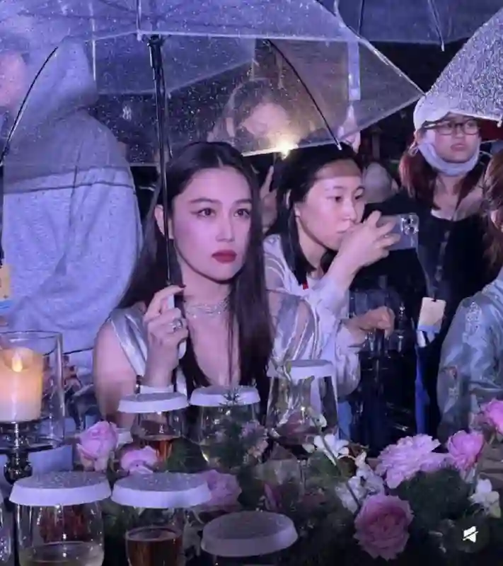 38岁张馨予对比37岁刘亦菲：同是颜霸，一个明艳贵气一个娇艳欲滴