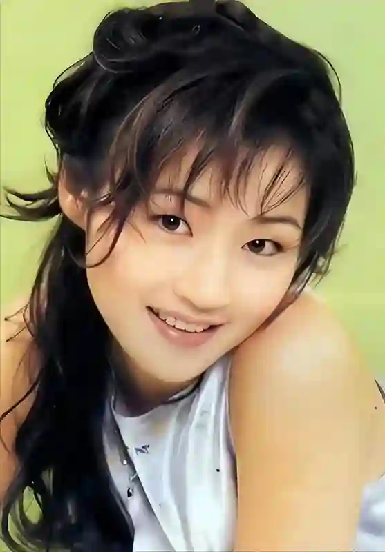 万绮雯现状：55岁肤白貌美无儿女，和丈夫长住内地，义子长得很帅