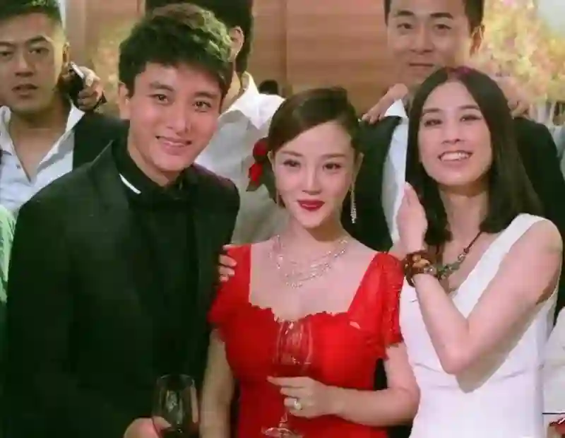 黄圣依自曝初恋贾乃亮，网友：被前妻绿、前夫渣，复合更好？