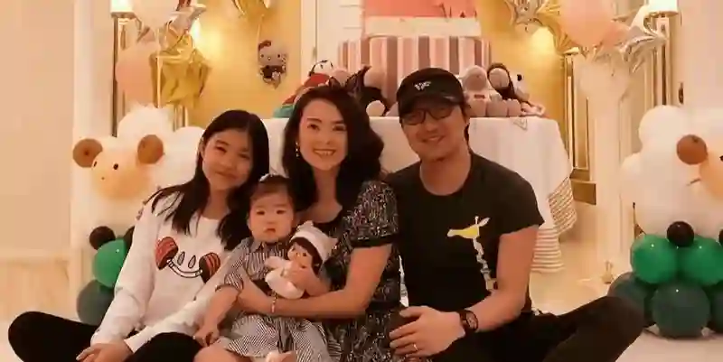 章子怡腿伤接娃放学，汪峰带三子看话剧，离婚后各自生活愉快