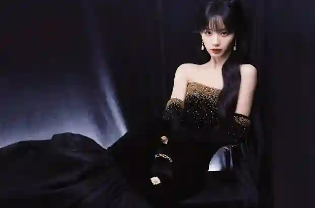 田曦薇穿碎钻裙优雅满分！黑白相片秒变复古美人