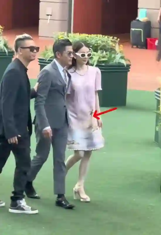 方媛带女儿逛超市被偶遇，怀三胎了仍穿厚底鞋！站姿显得有些豪放