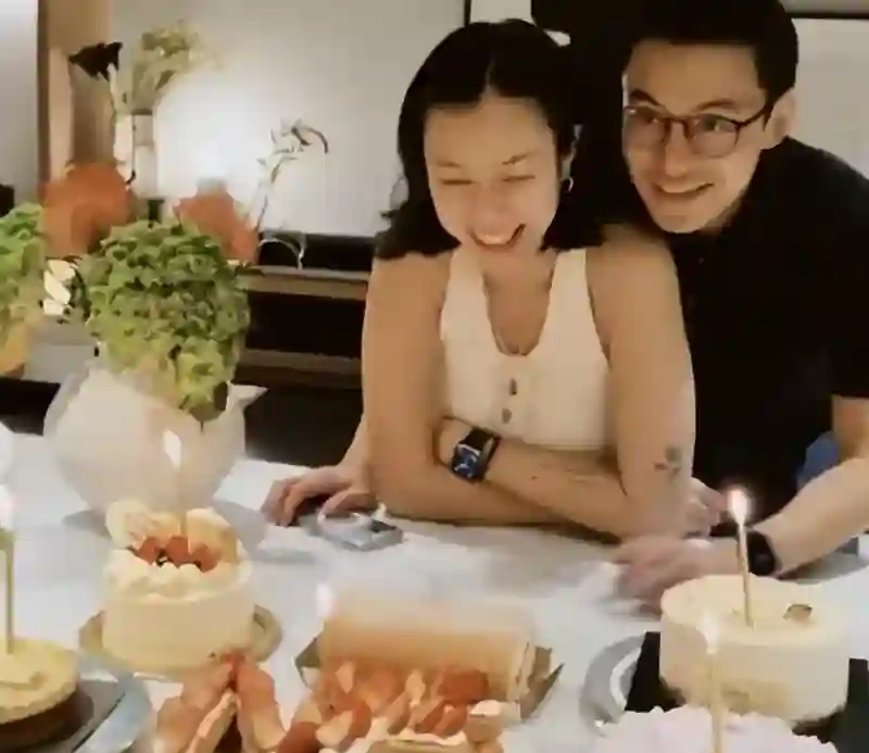 霍启刚弟弟在曼谷大婚！嫂子郭晶晶忙前忙后，妯娌相处好全家开心