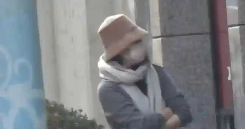 章子怡腿伤接娃放学，汪峰带三子看话剧，离婚后各自生活愉快
