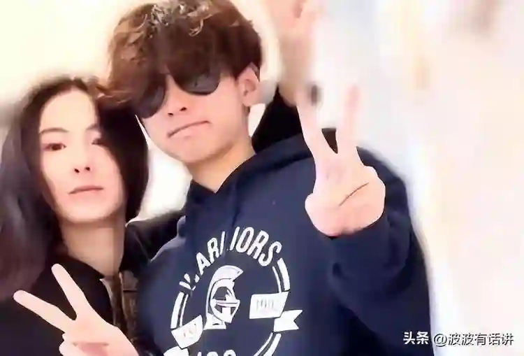 大儿子18岁，二儿子15岁，小儿子7岁，如今45岁依旧美得很惊艳！