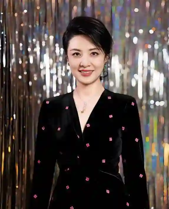 周涛真的好漂亮啊！在央视主持人里面能不能排进前三？