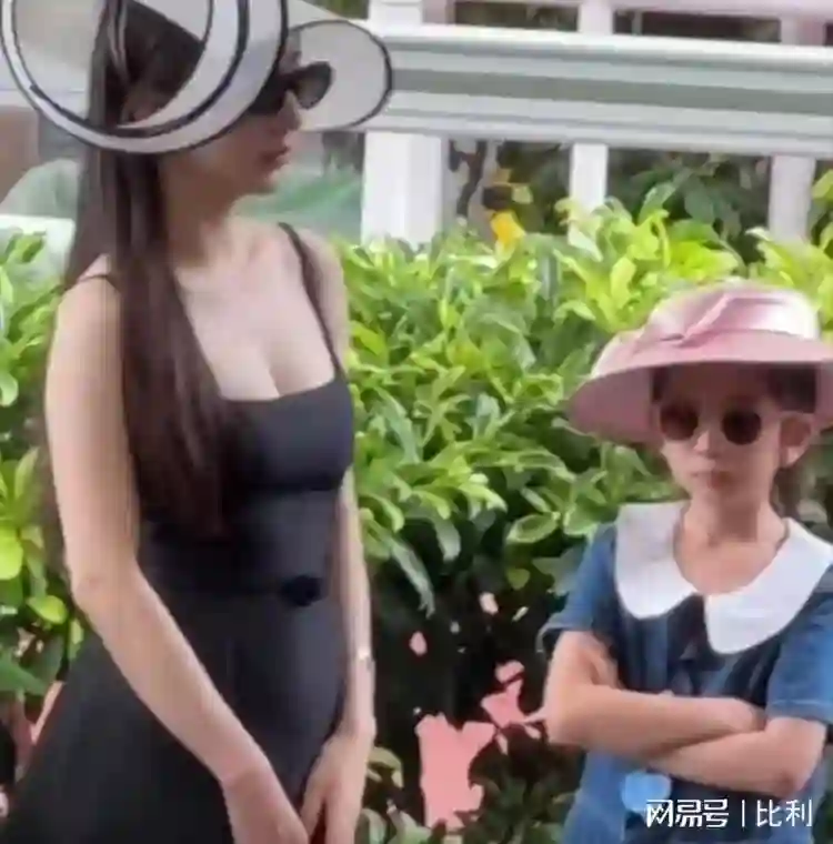 郭富城一家亮相马场：女儿高清正面曝光，方媛小腹微凸引三胎猜测