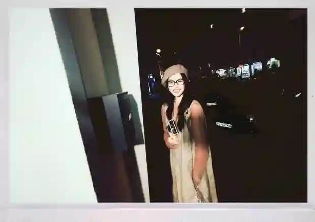文艺感爆棚！唐嫣戛纳街头戴贝雷帽黑框眼镜漫步