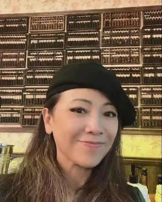 邓萃雯：6岁被父母抛弃，因恋情事业跌入谷底，59岁活出自己