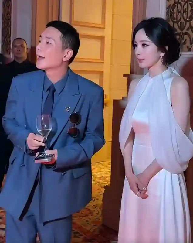 澳门这一晚，被“全裹”出镜的杨幂惊艳，没穿暴露礼服却秒杀全场