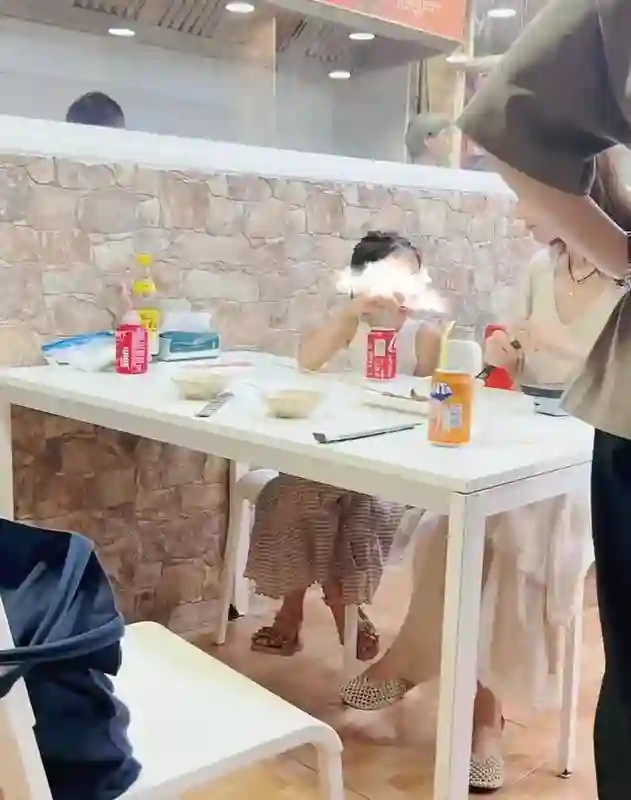 高圆圆在西班牙带女儿吃麻辣烫，女儿长相随爸爸，皮肤还有点黑