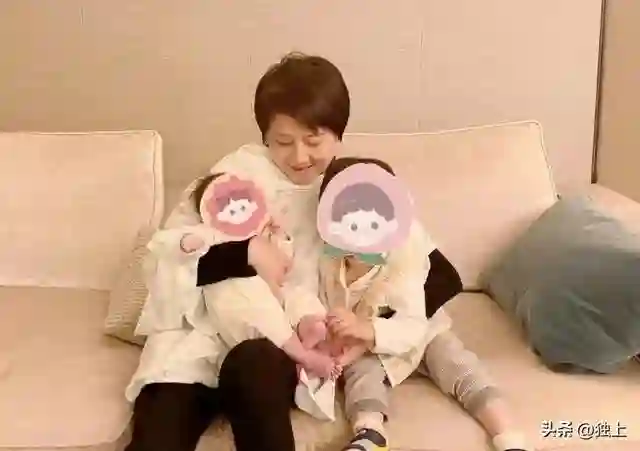 朱丹讲：姐姐搂弟弟像妈妈抱儿子，有谁注意何猷君？不留一点情面