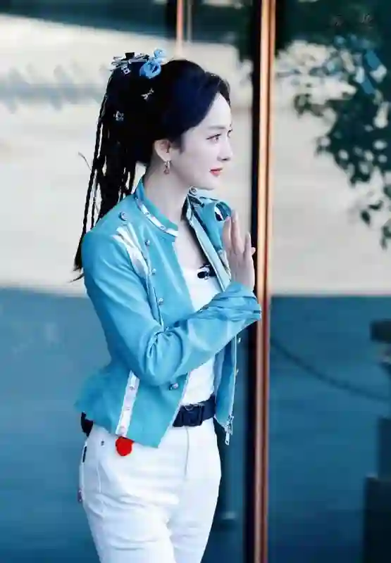 杨幂高马尾编发配蓝色夹克 活力造型尽显清新少女感