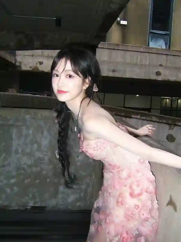 杨肸子晒夏日随拍 麻花辫造型青春感爆棚