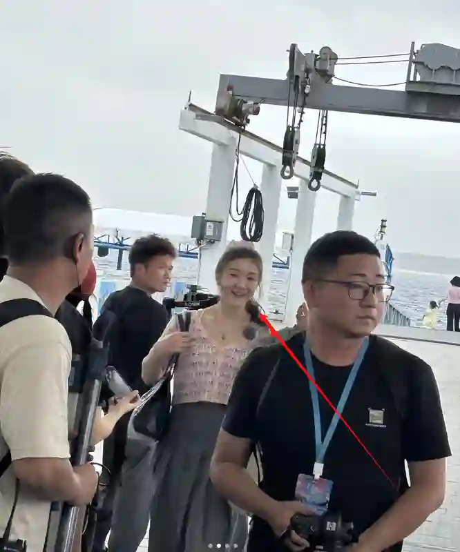 三亚偶遇42岁黄圣依，穿比基尼秀身材，陈梦手挽手抢镜太吸睛！