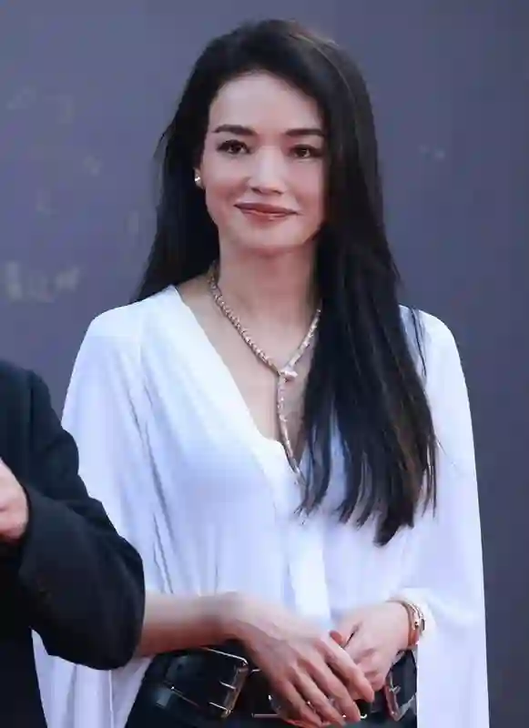 49岁舒淇再破“天花板”，这一次，她让冯小刚和整个娱乐圈沉默了
