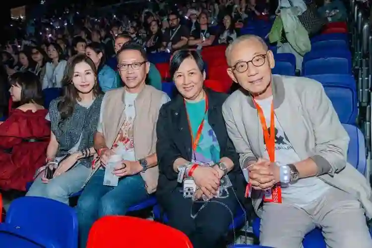 何超琼观看谢霆锋演唱会，前夫许晋亨也在，55岁李嘉欣被人搀扶