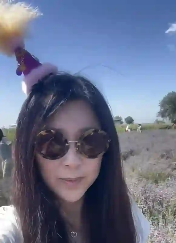 “最美郭芙”晒新疆旅行照！尖下巴引关注，因前夫锒铛入狱而离婚