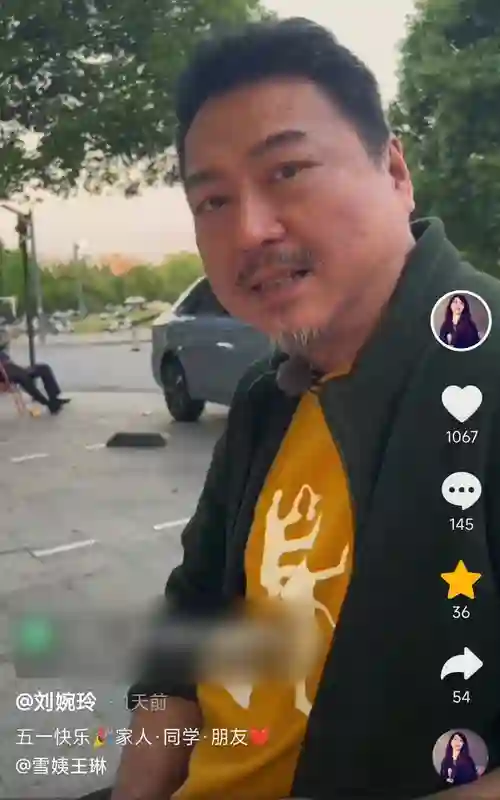 54岁王琳在上海与好友聚会，坐街边吃烧烤，老戏骨李传缨全程陪同
