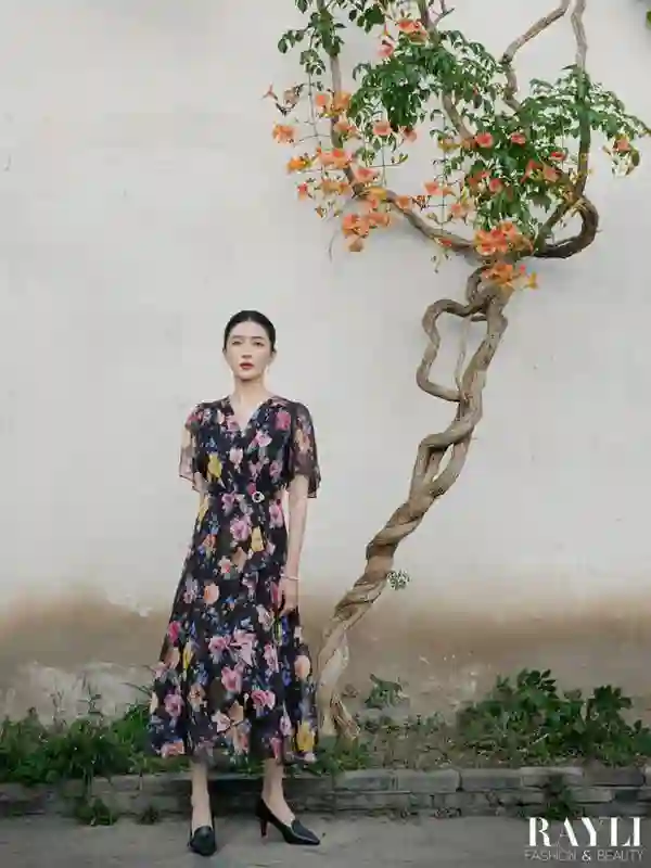 江疏影登杂志穿中式绣花裙，东方韵味尽显其中