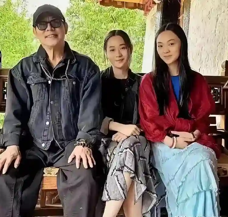 李连杰罕见谈4个女儿：前俩养的很凑合，利智生的，疼爱却很笨拙
