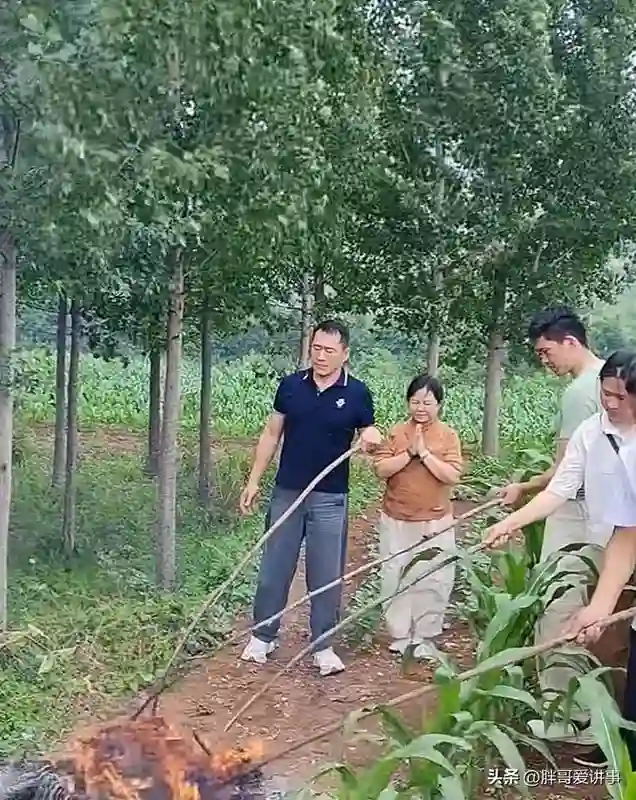 演员丁海峰携妻儿再回淄博祭祖，19岁儿子罕见出镜，妻子穿着朴素