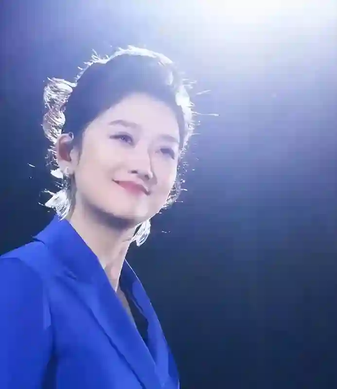 普思传奇玲花在演唱会上深鞠躬道歉，无一人退票，曾毅偷偷抹眼泪