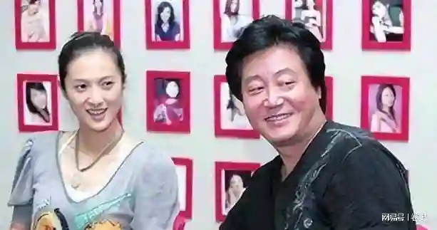 她错过靳东，转身嫁给父亲看中的女婿，如今45岁被婆家宠成公主！