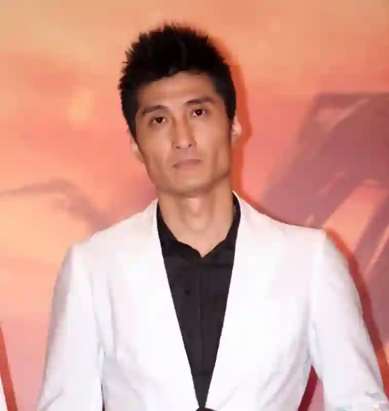 演员亲兄弟，境遇大不相同！弟弟住豪宅，哥哥却在成名后锒铛入狱