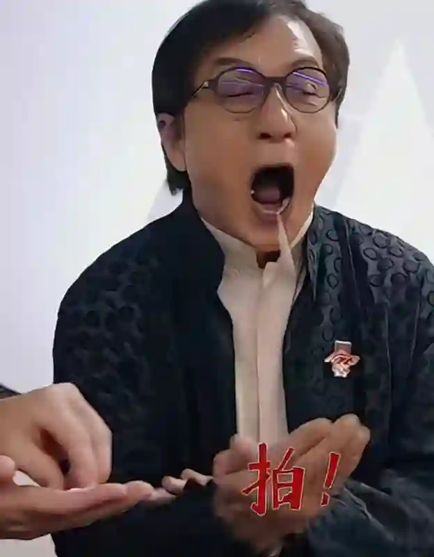 71岁成龙现身美国，头发花白老态龙钟，嚼口香糖动作一如当年