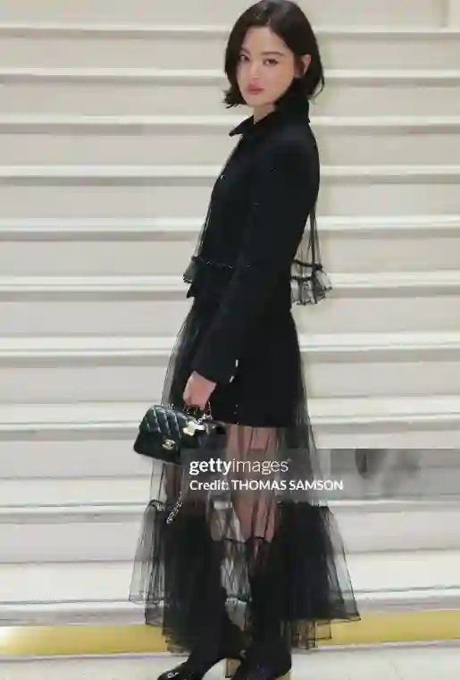 巴黎这一夜：迪丽热巴再捂胸名场面，辛芷蕾肿了，向佐穿了个啥