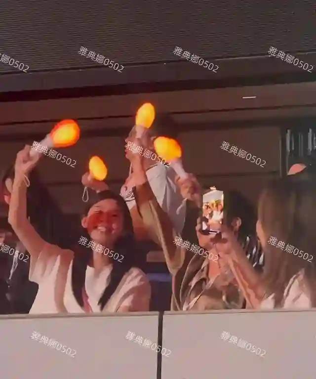 周杰伦演唱会偶遇奚梦瑶和婆婆梁安琪，婆媳俩挥动荧光棒全程开心
