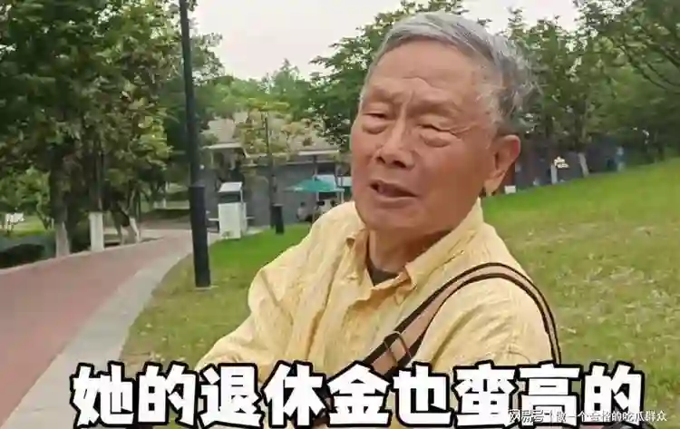 海清78岁父亲首出镜，在家帮带17岁外孙，感叹：我退休金10000元