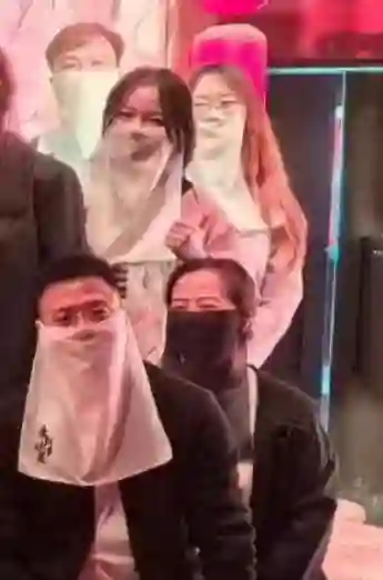 章子怡汪峰离婚后仨儿女首同框，一起看剧，醒醒兰花指抢镜好淑女